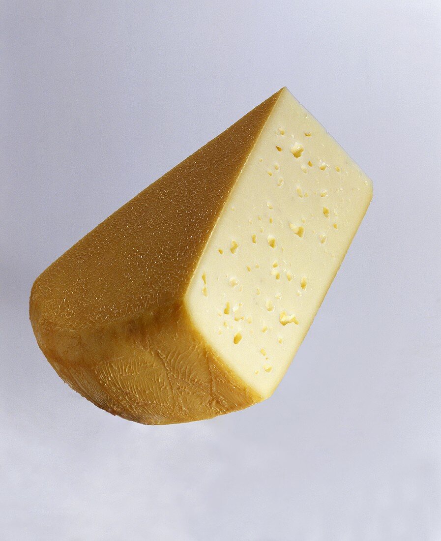 Ein Stück Chaumes-Käse