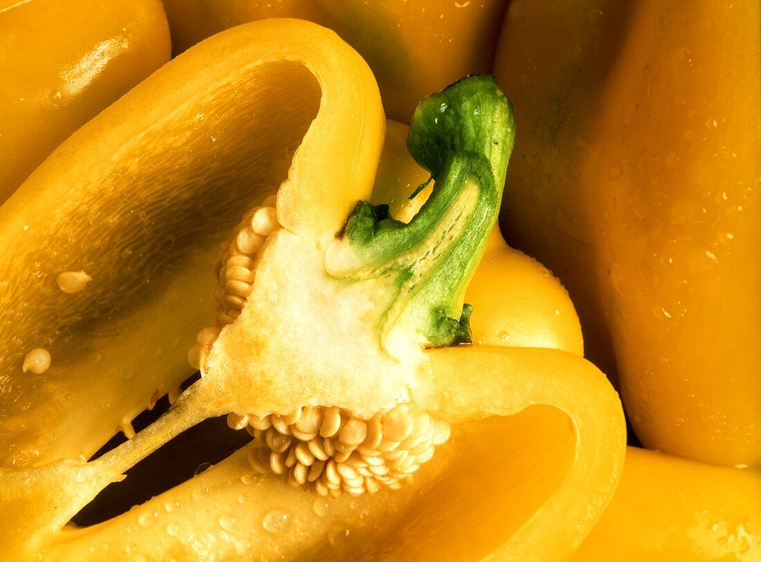 Yellow peppers (close-up)