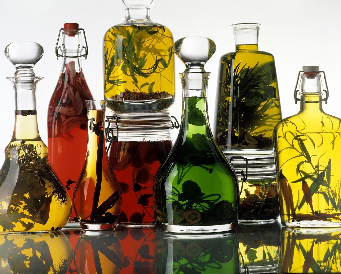 Verschiedene Würzöle und -essige in dekorativen Flaschen