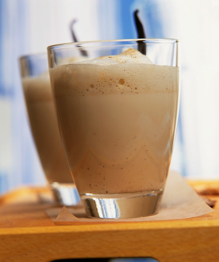 Zwei Vanille-Milchkaffees in Gläsern