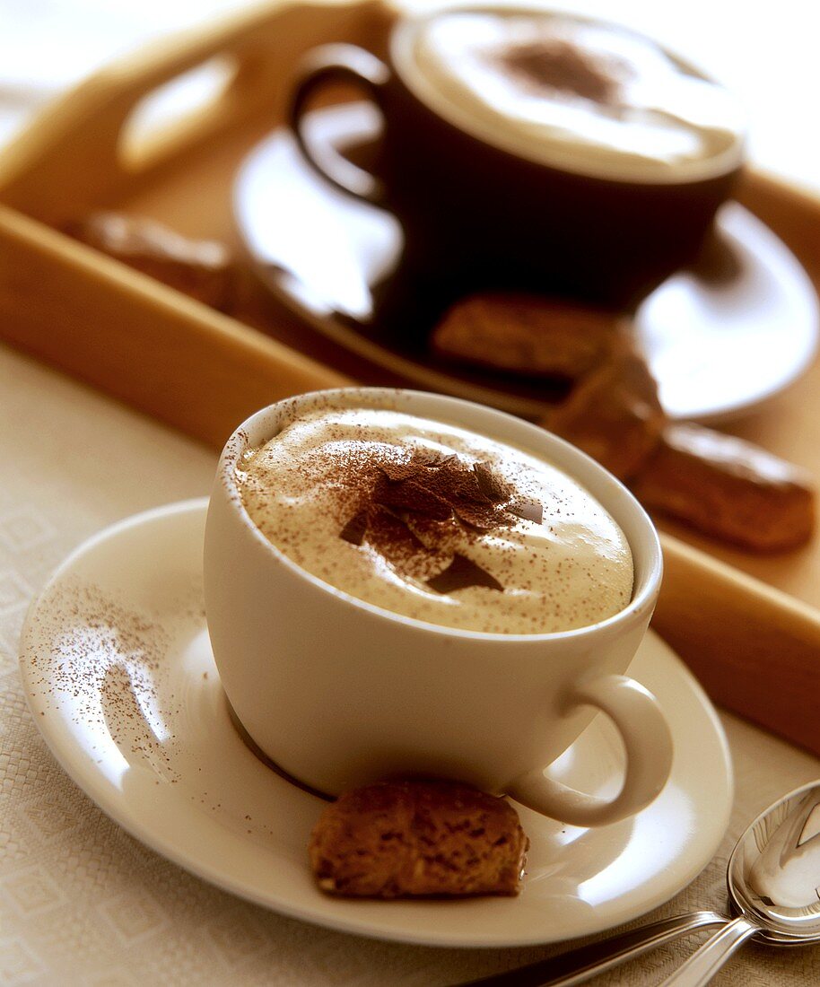 Cappuccino mit Schokospänen und Mandelkeks