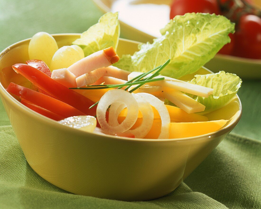 Crudités with strips of ham and cheese
