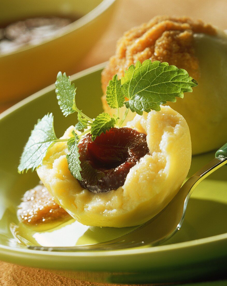 Zwetschgenknödel mit brauner Bröselbutter