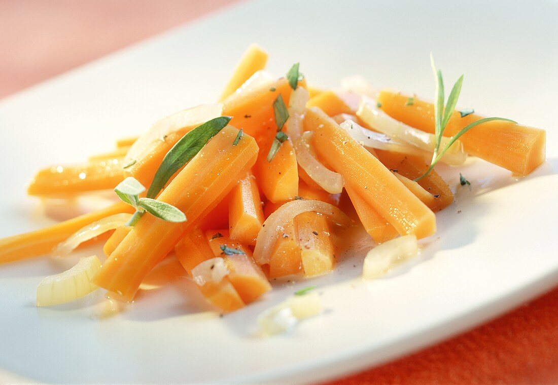 Steamed carrots with tarragon and onions