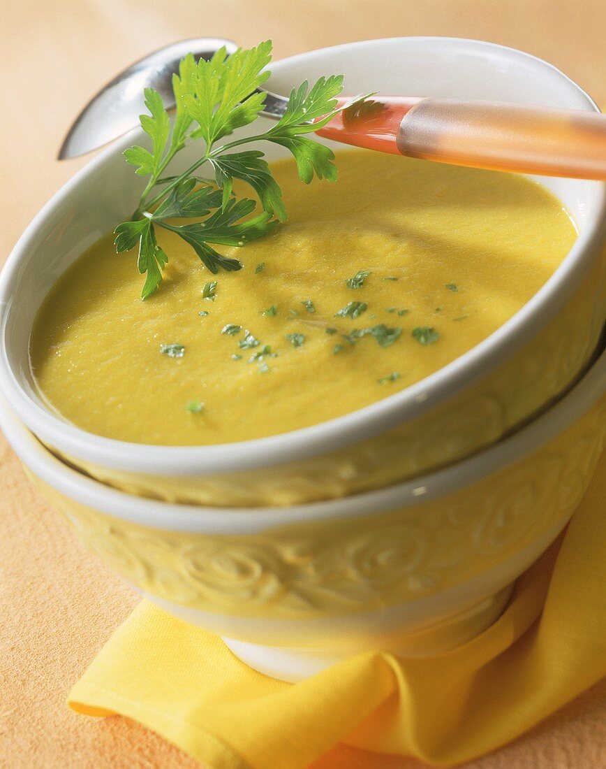 Low-fat cream of carrot soup with parsley