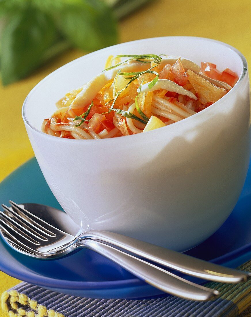 Spaghetti salad with tomatoes, mozzarella and pineapple