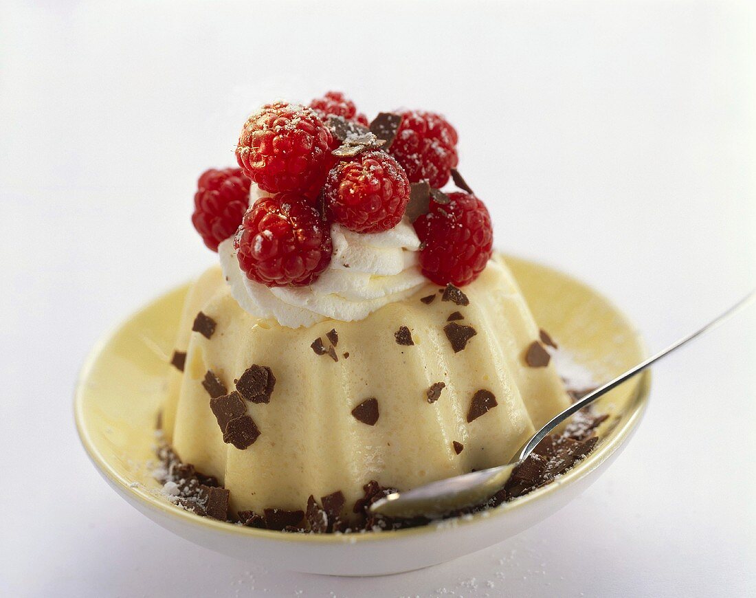 Gestürzter Griesspudding mit Schlagsahne und Himbeeren