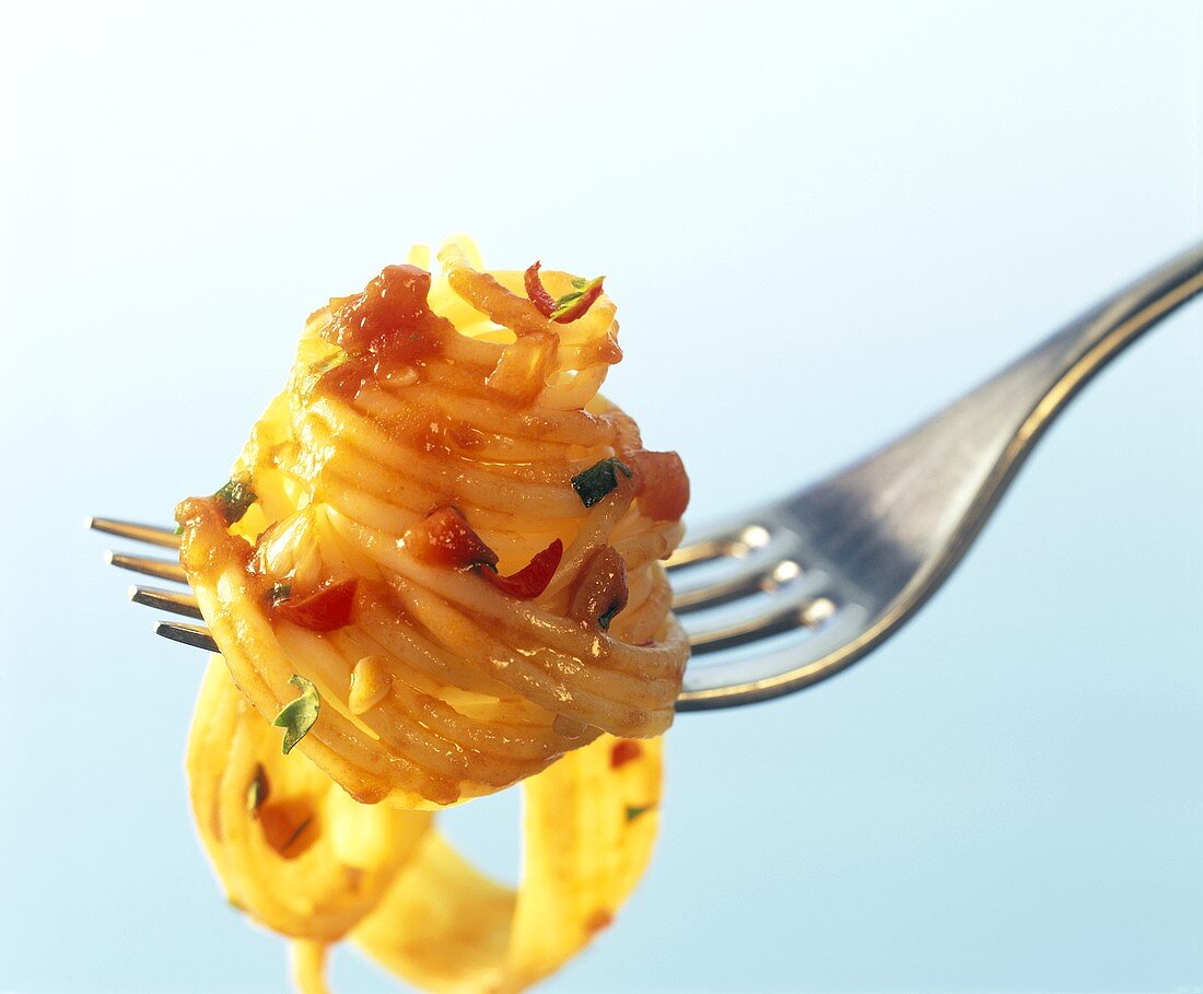 Spaghetti mit Sauce Arrabiata auf einer Gabel