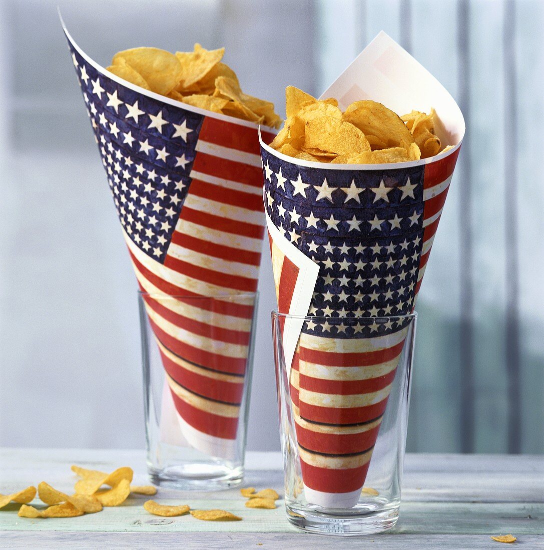 Kartoffelchips in Tüten mit USA-Muster in Gläser gesteckt