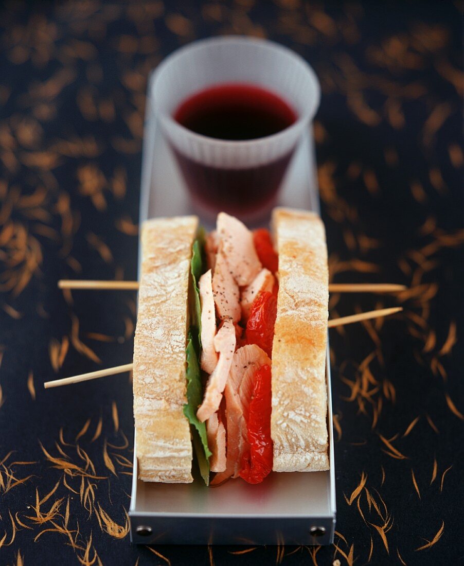Weißbrot-Sandwich mit Salat, Thunfisch und Paprika