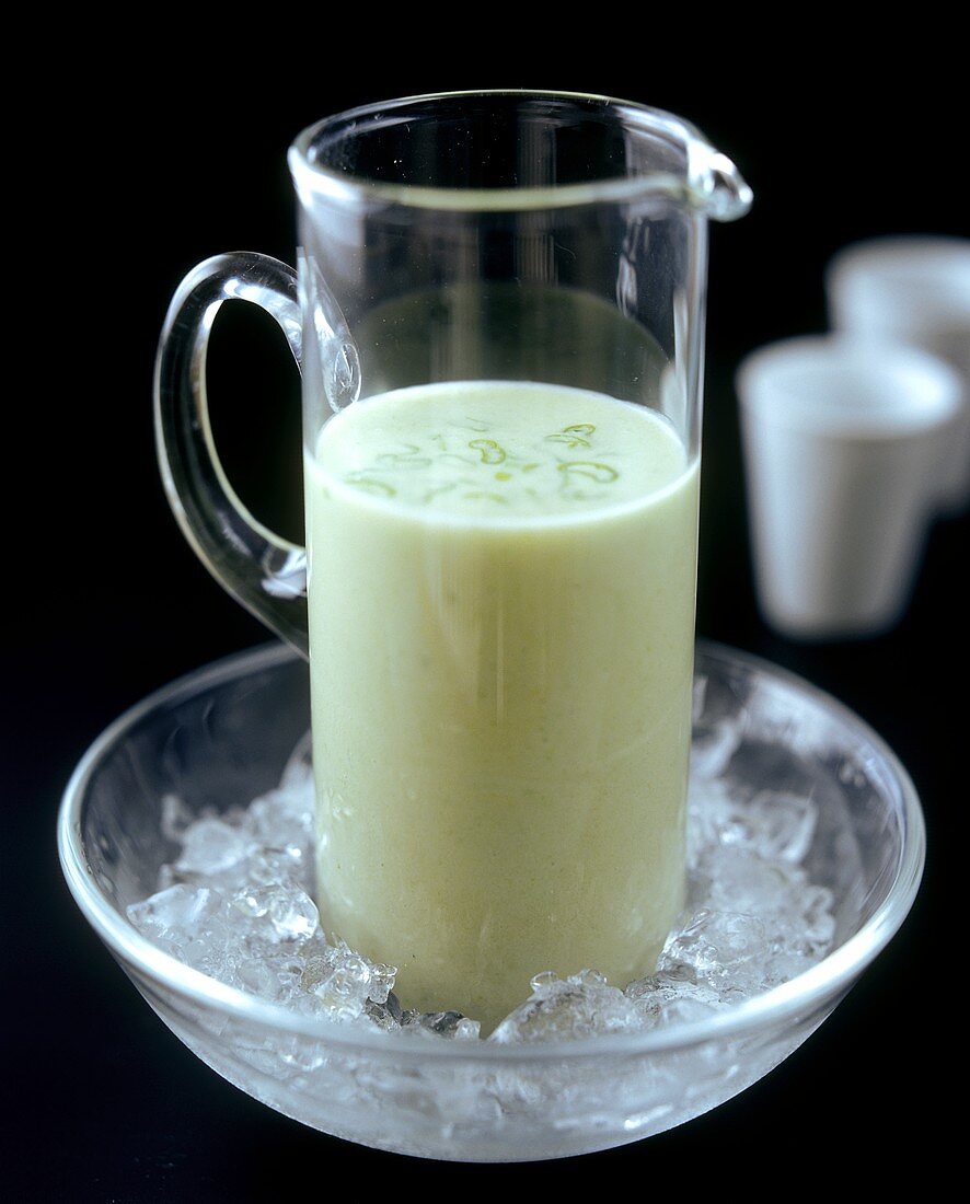 Vichysoisse (kalte Lauch-Kartoffel-Suppe) im Glaskrug auf Eis