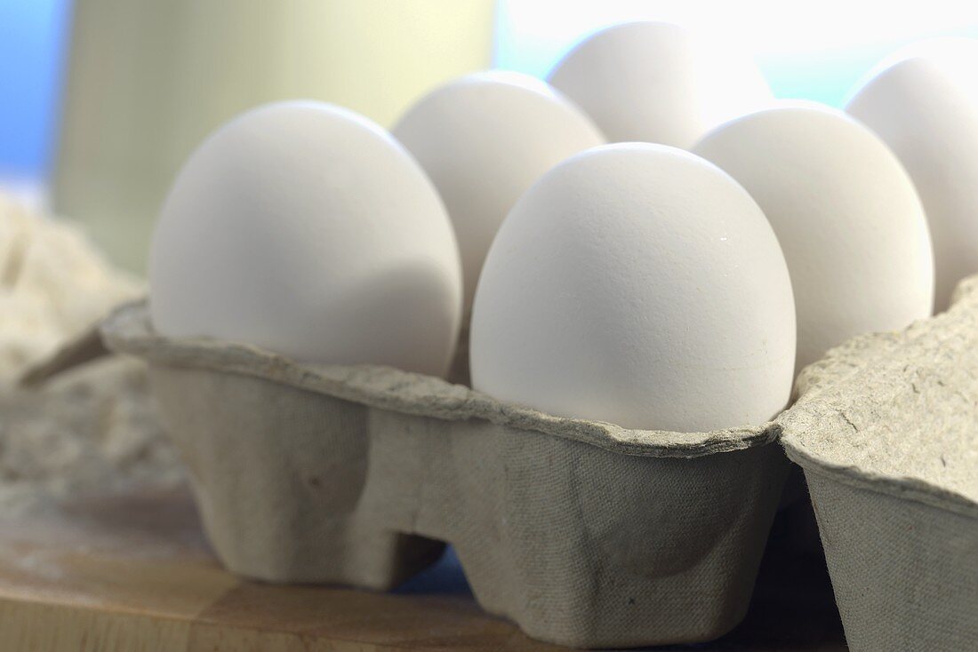 weiße Eier in einem geöffneten Eierkarton