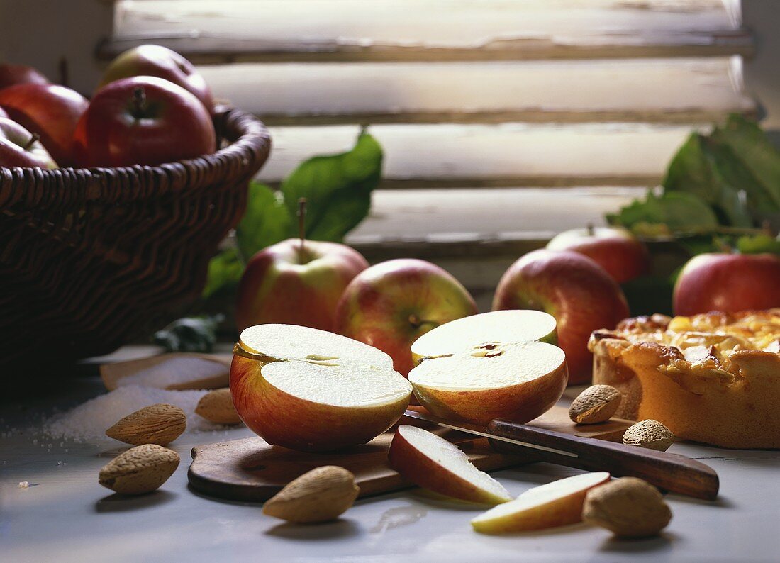 Stillleben mit Äpfeln, Mandeln und Apfelkuchen