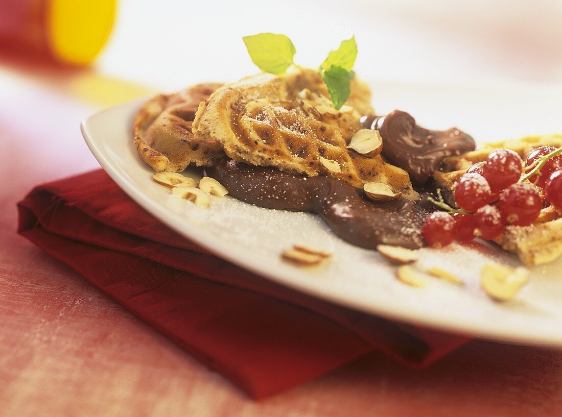 Schoko-Nuss-Waffeln mit Schokoladencreme und Johannisbeeren