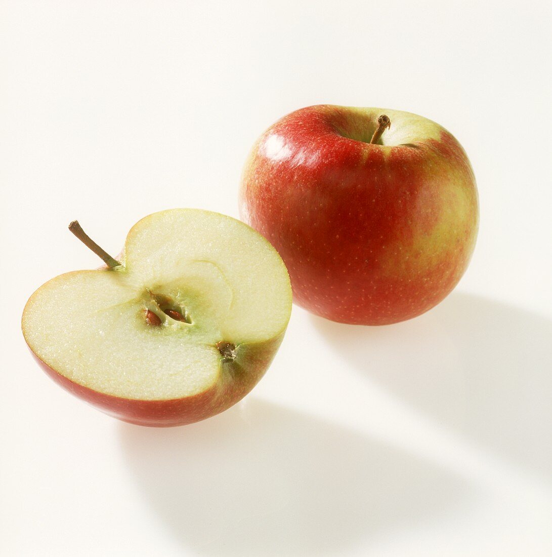 Ganzer und halber Apfel der Sorte Braeburn