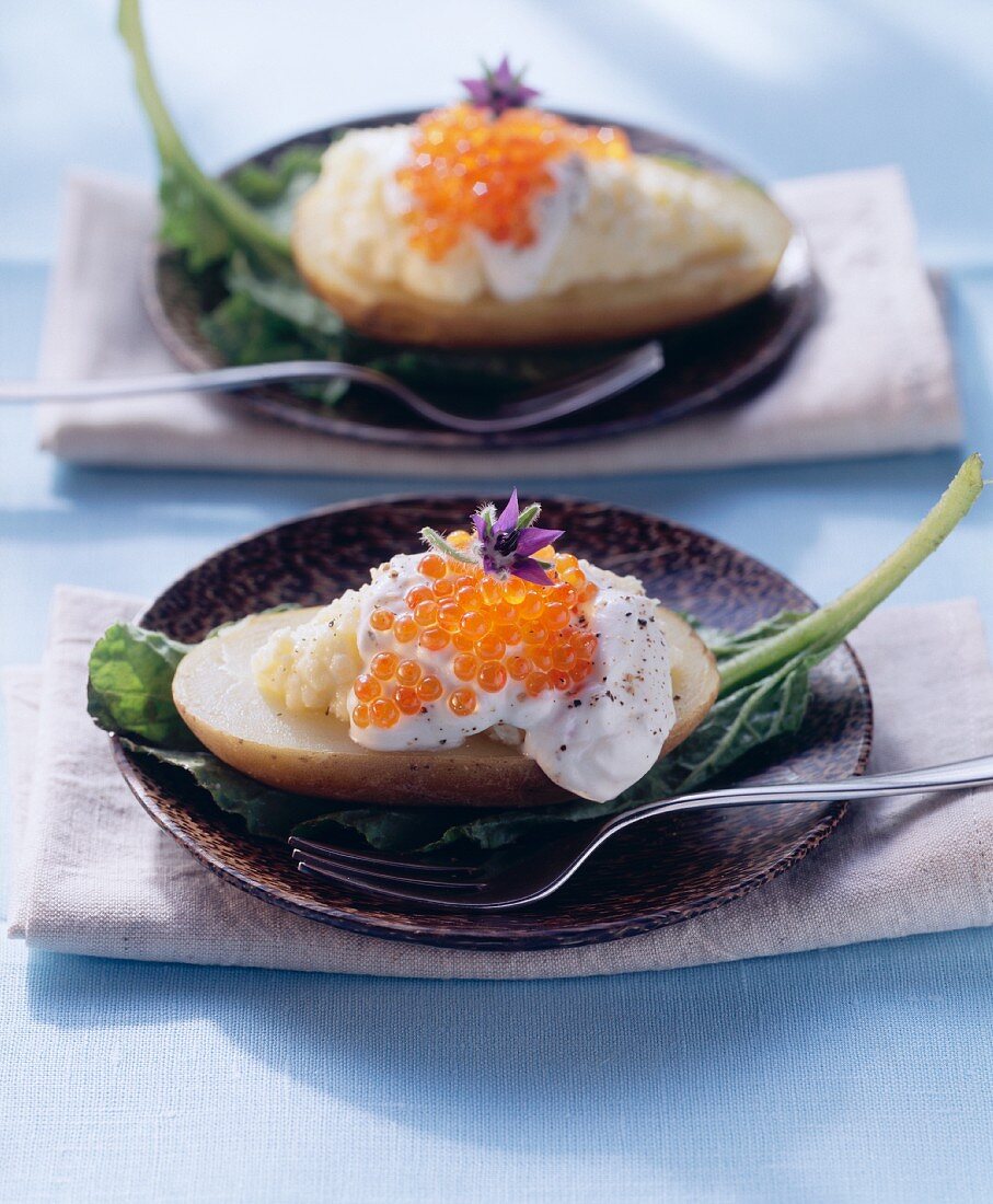 Kartoffelhälften mit Creme fraiche und Forellenkaviar