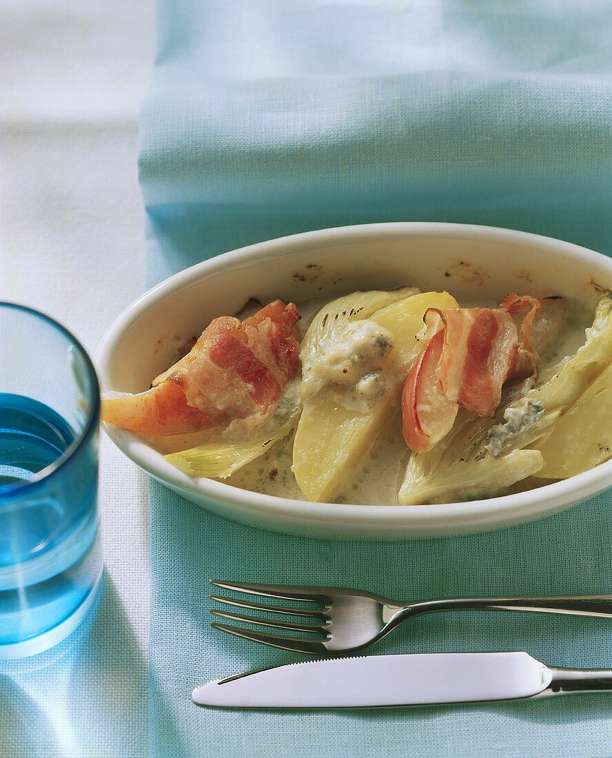 Potato casserole with fennel, pears and bacon