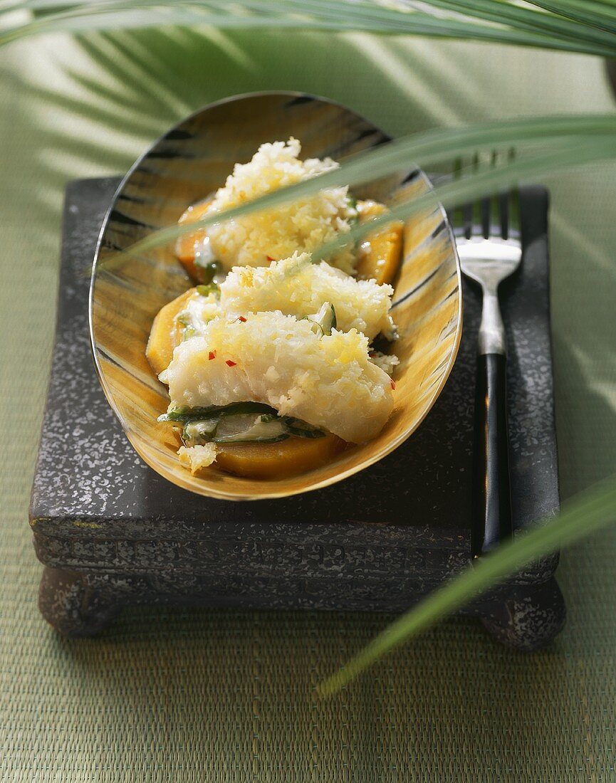 Süsskartoffel-Fisch-Auflauf mit Kokosraspeln