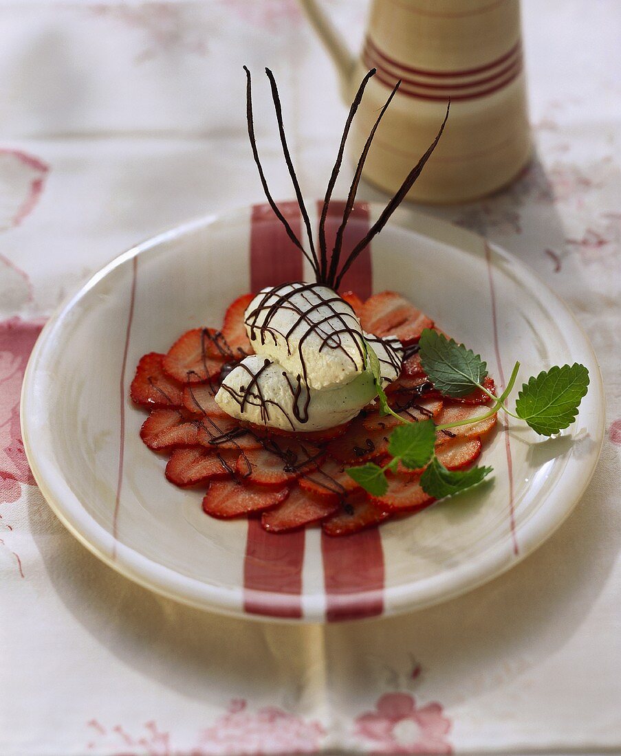 Erdbeercarpaccio mit Joghurtnocken