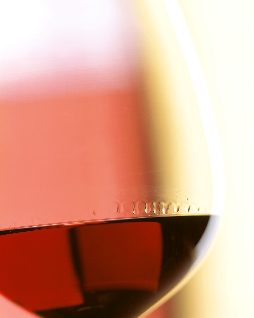 Klassisches Bordeauxglas, zu ein Drittel gefüllt