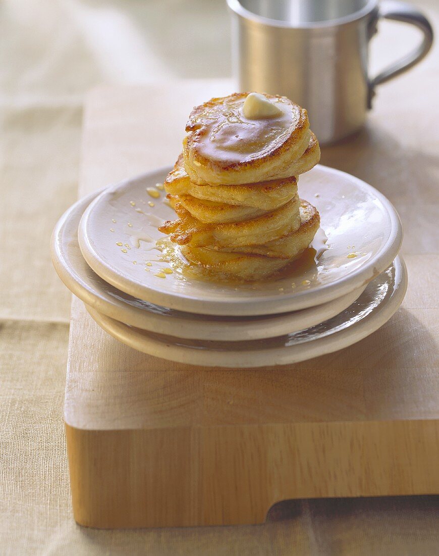 Kartoffel-Pancakes mit Ahornsirup und Butterstück
