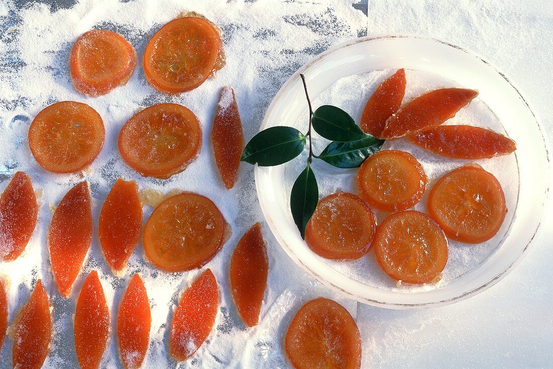 Kandierte Orangenscheiben und Orangenschalen