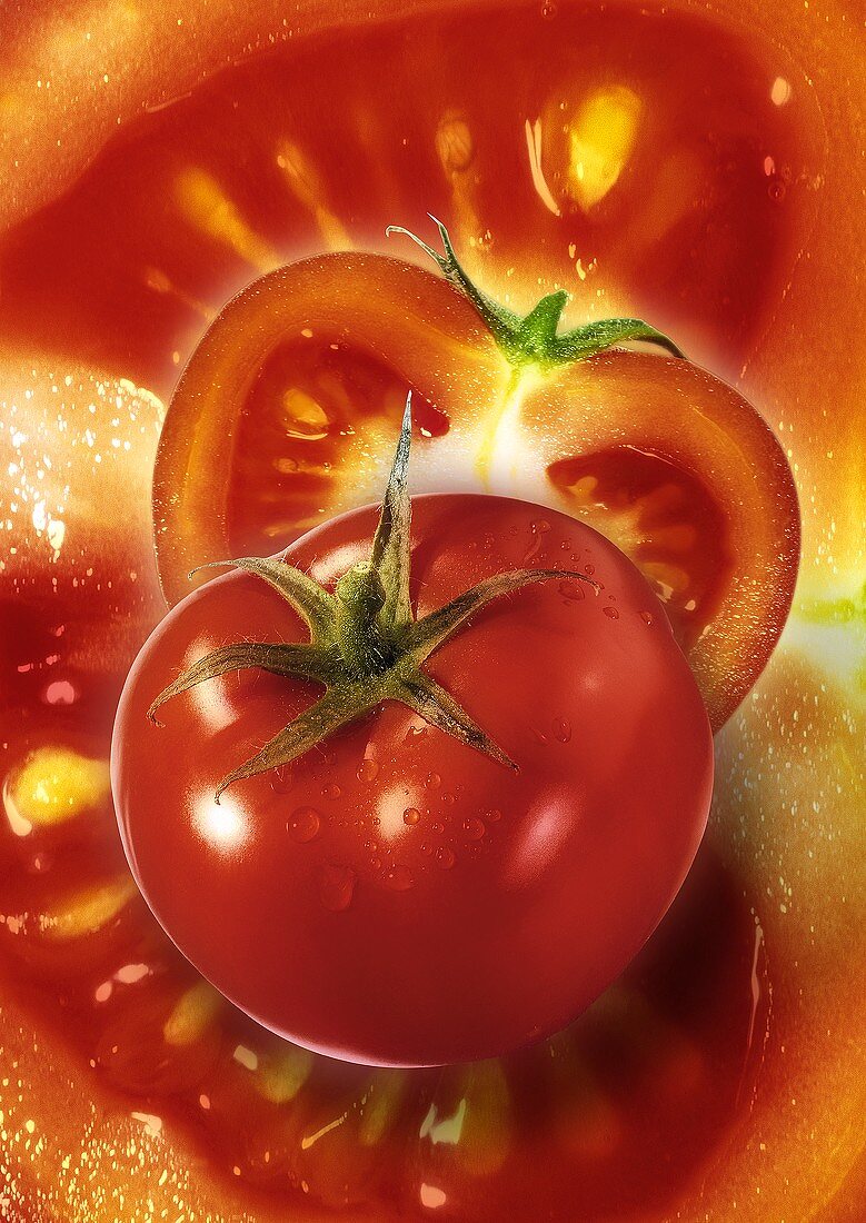 Künstlerisch gestaltetes Tomatenstilleben