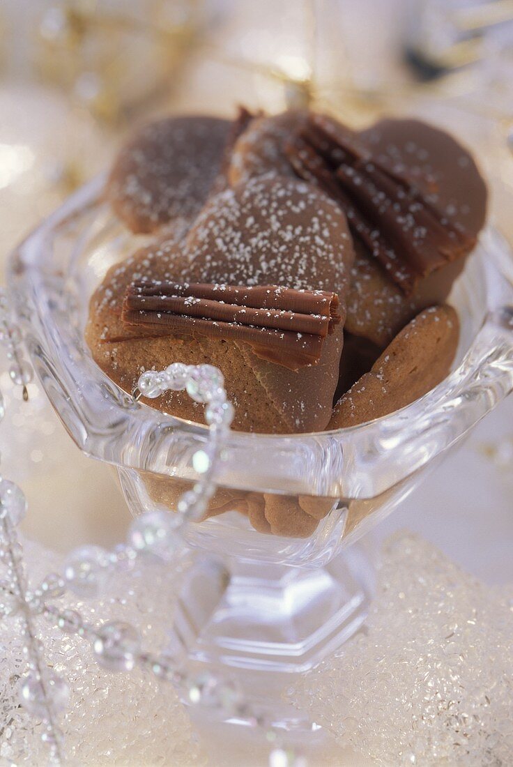 Herzförmige Schokoladenlebkuchen in Glasschale