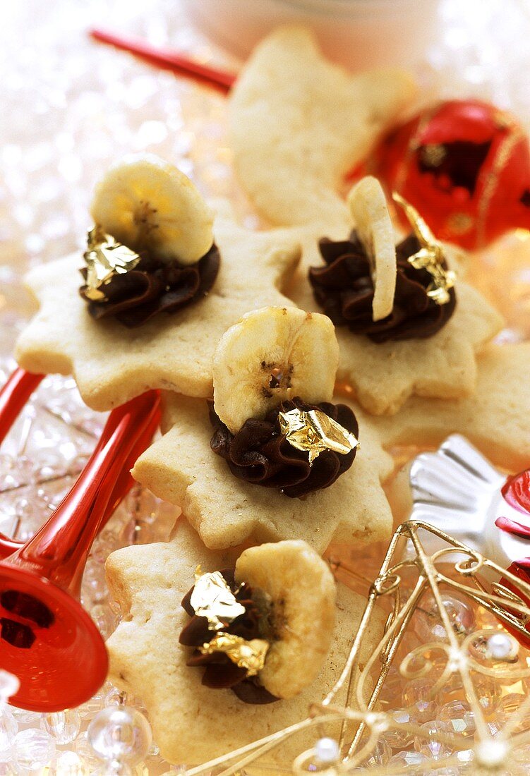 Star biscuits with banana and chocolate cream