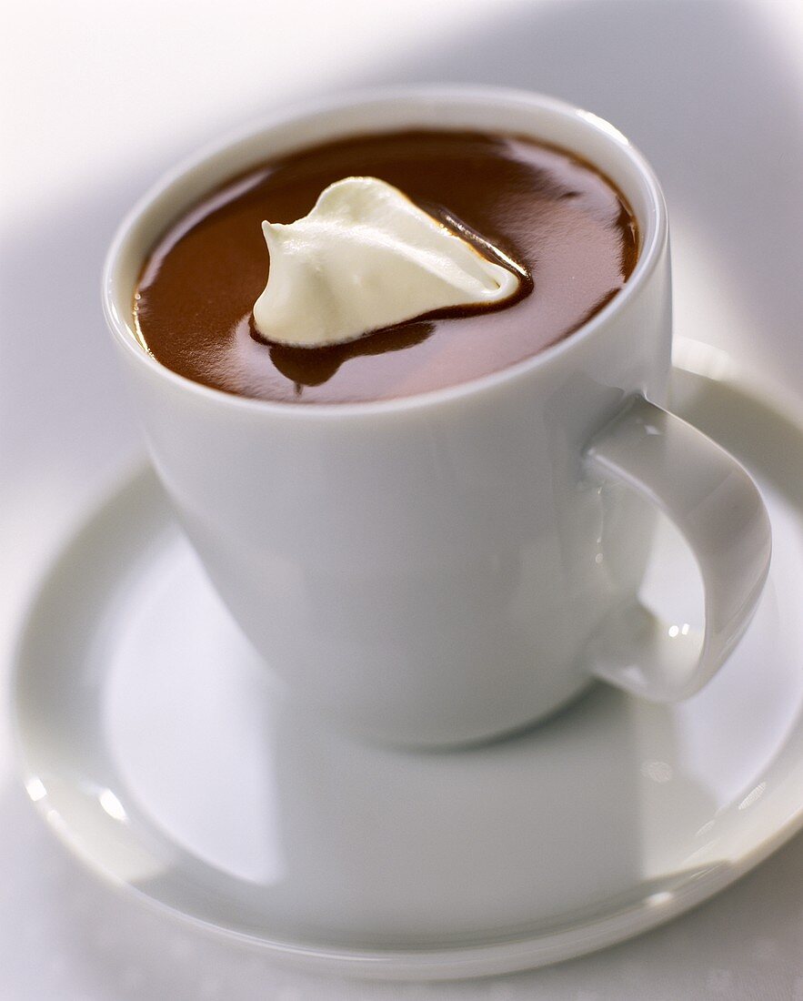 Eine Tasse heiße Schokolade mit Sahne