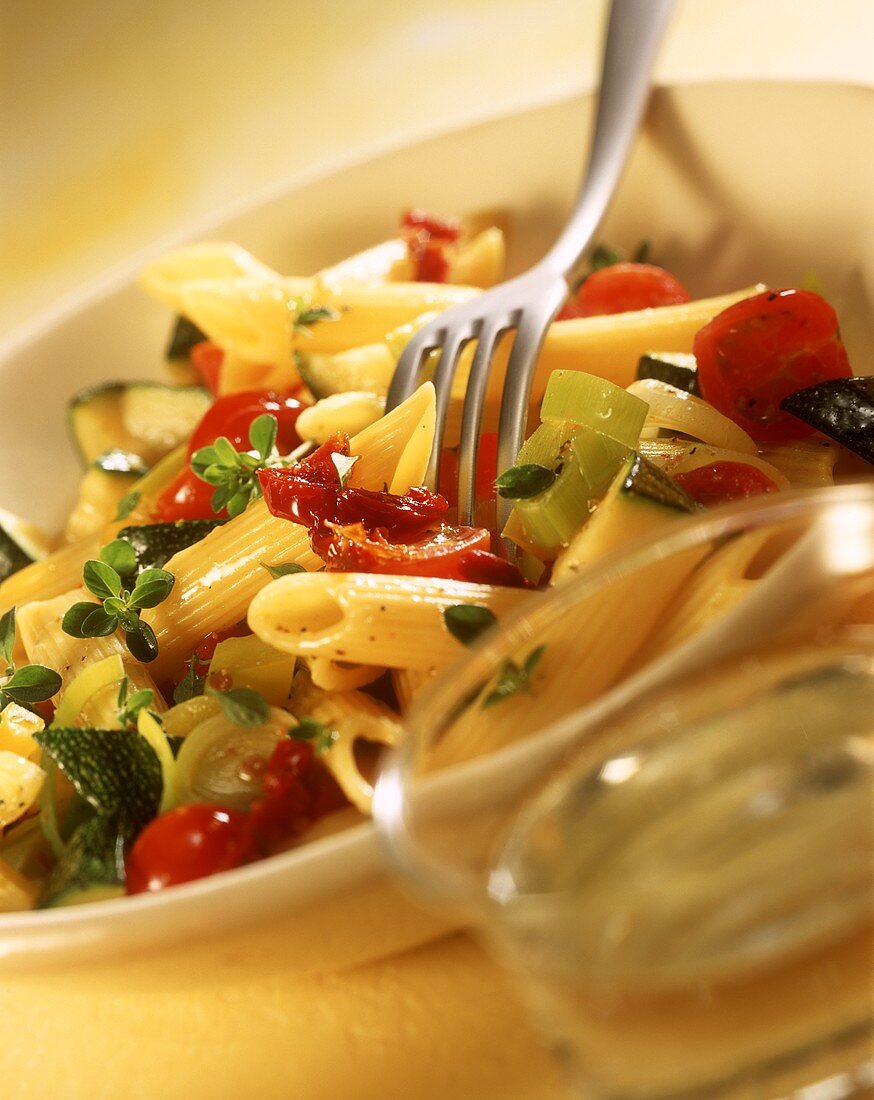 Penne mit Paprika, Zucchini und Kirschtomaten