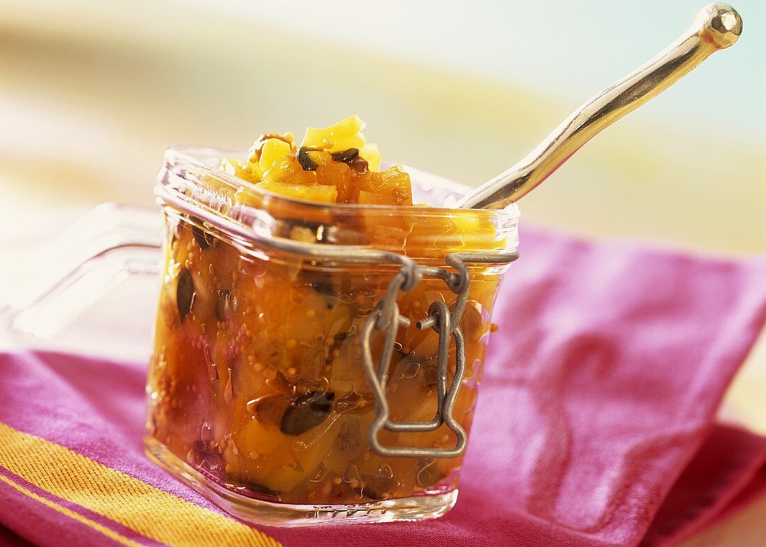 Kürbis-Mango-Chutney mit Kürbiskernen im Einmachglas
