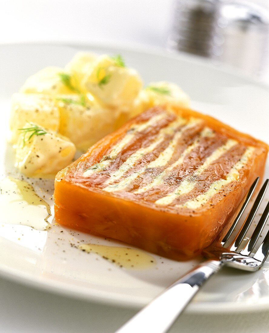 Terrine vom Räucherlachs mit Kräuterbutter; Kartoffelsalat