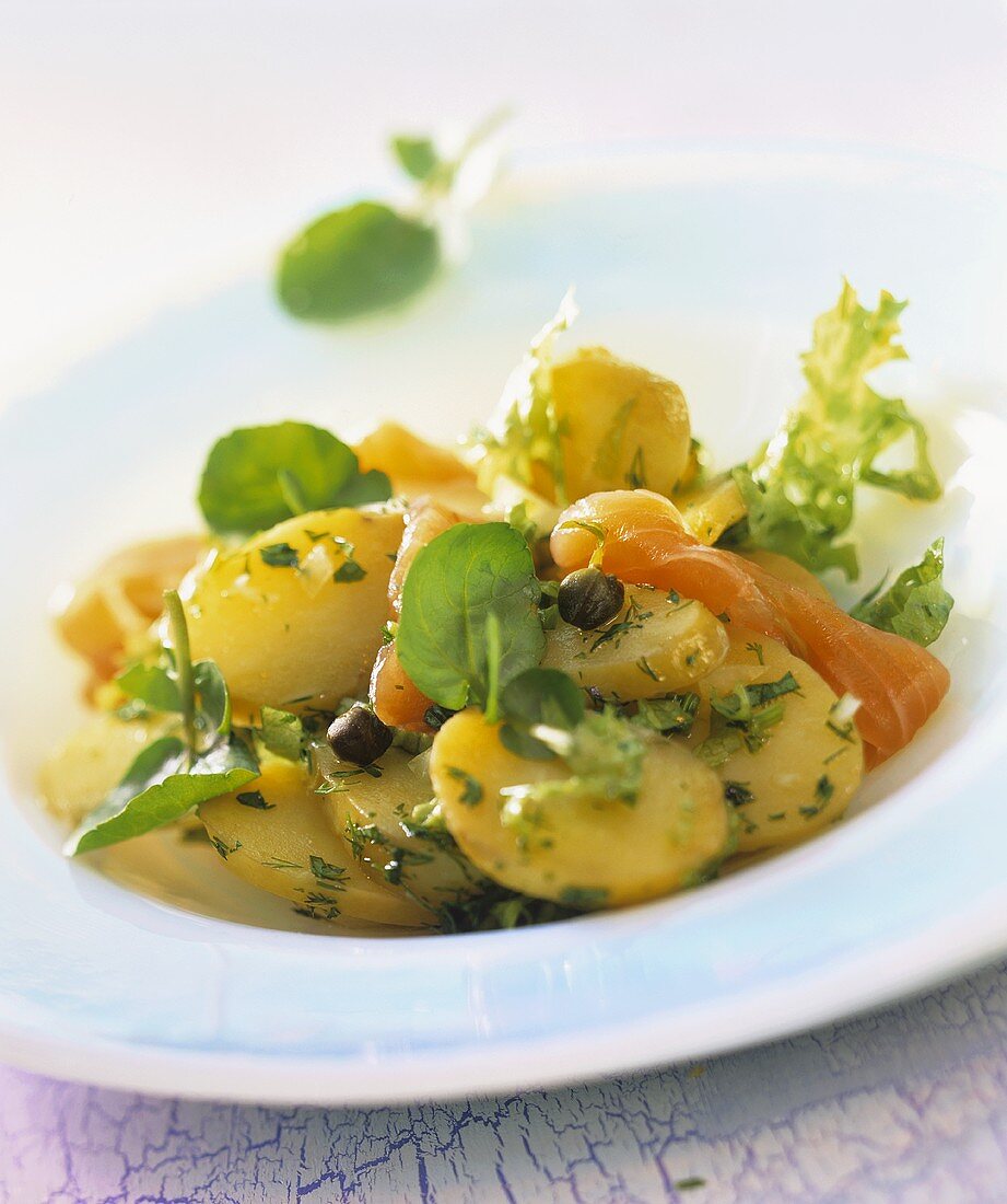 Kartoffelsalat mit Räucherlachs und Kräutern