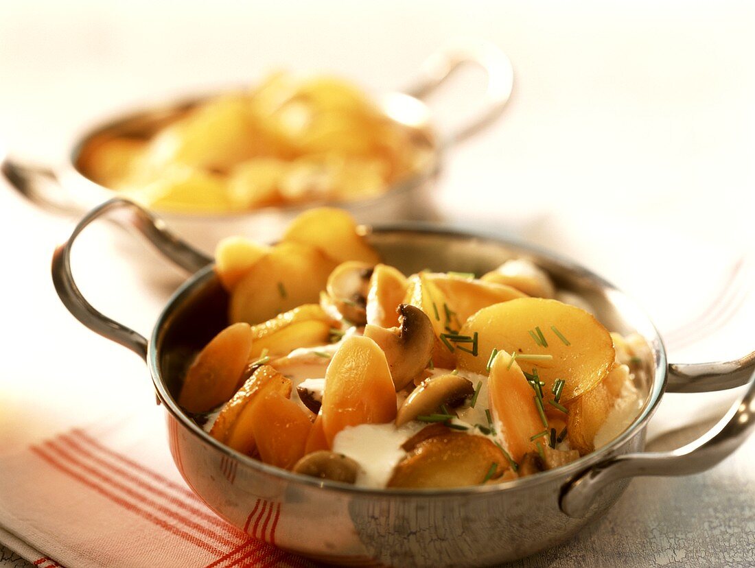 Pan-cooked potato and mushroom dish with sour cream