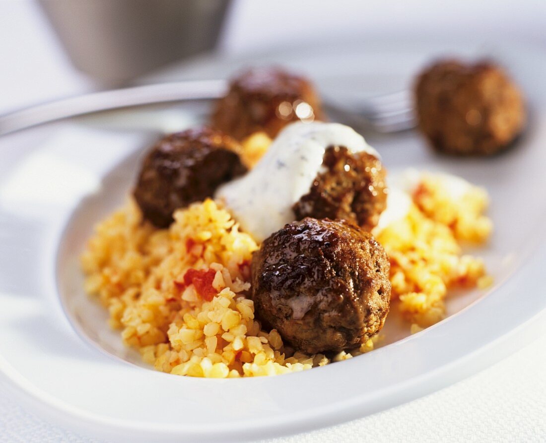 Hackbällchen mit Joghurt-Kräuter-Sauce auf Bulgur