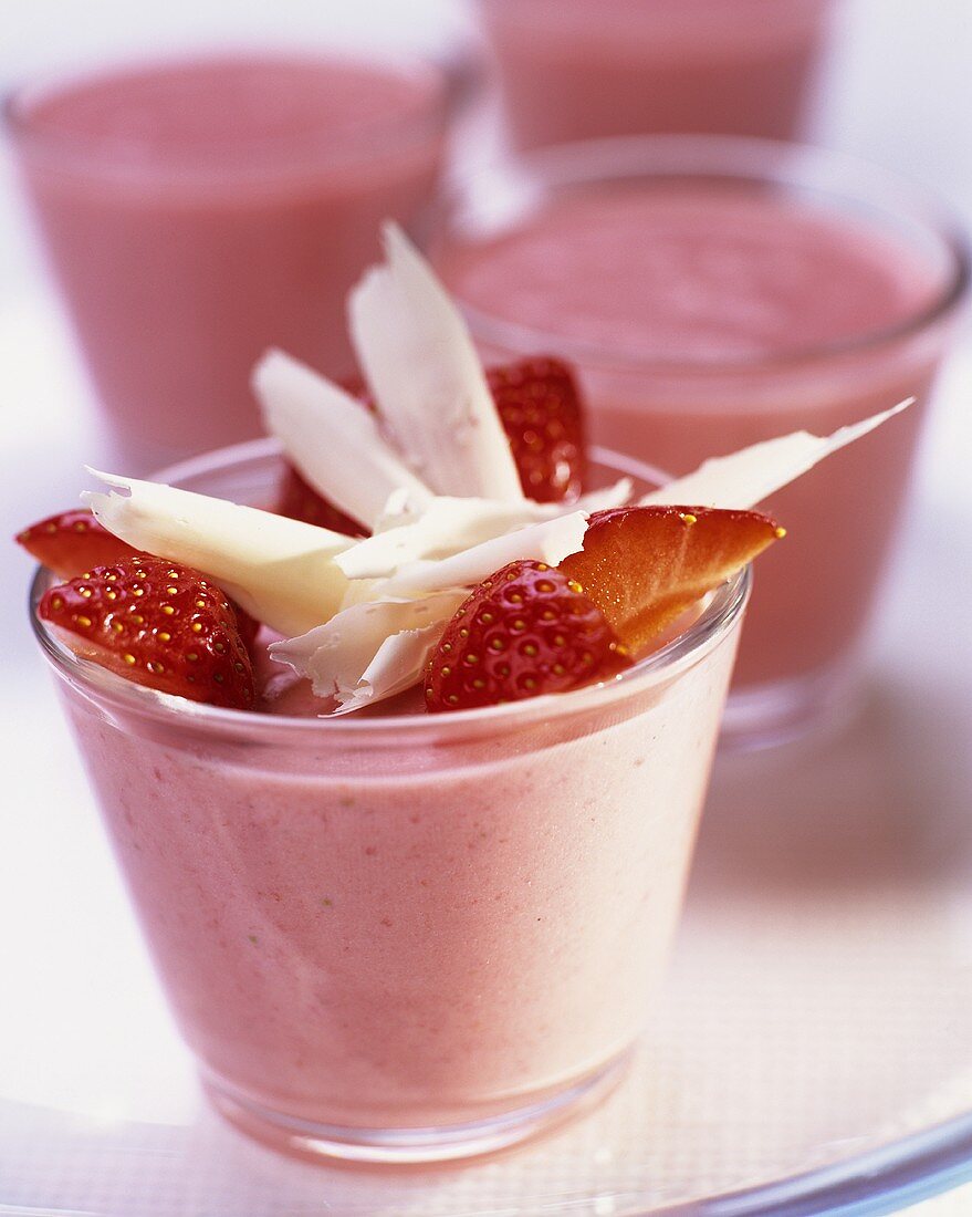 Erdbeermousse mit weissen Schokoladenspänen