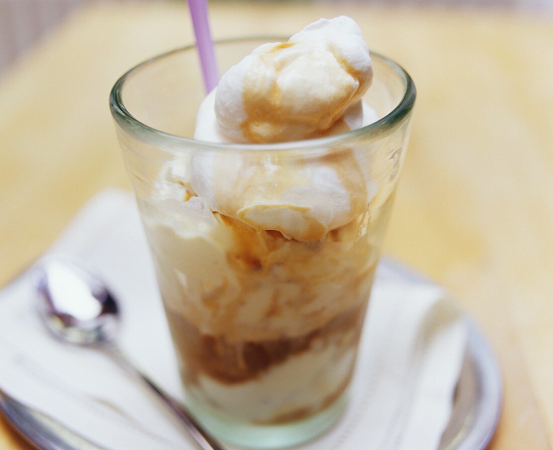Eiskaffee mit Vanilleeis im Glas