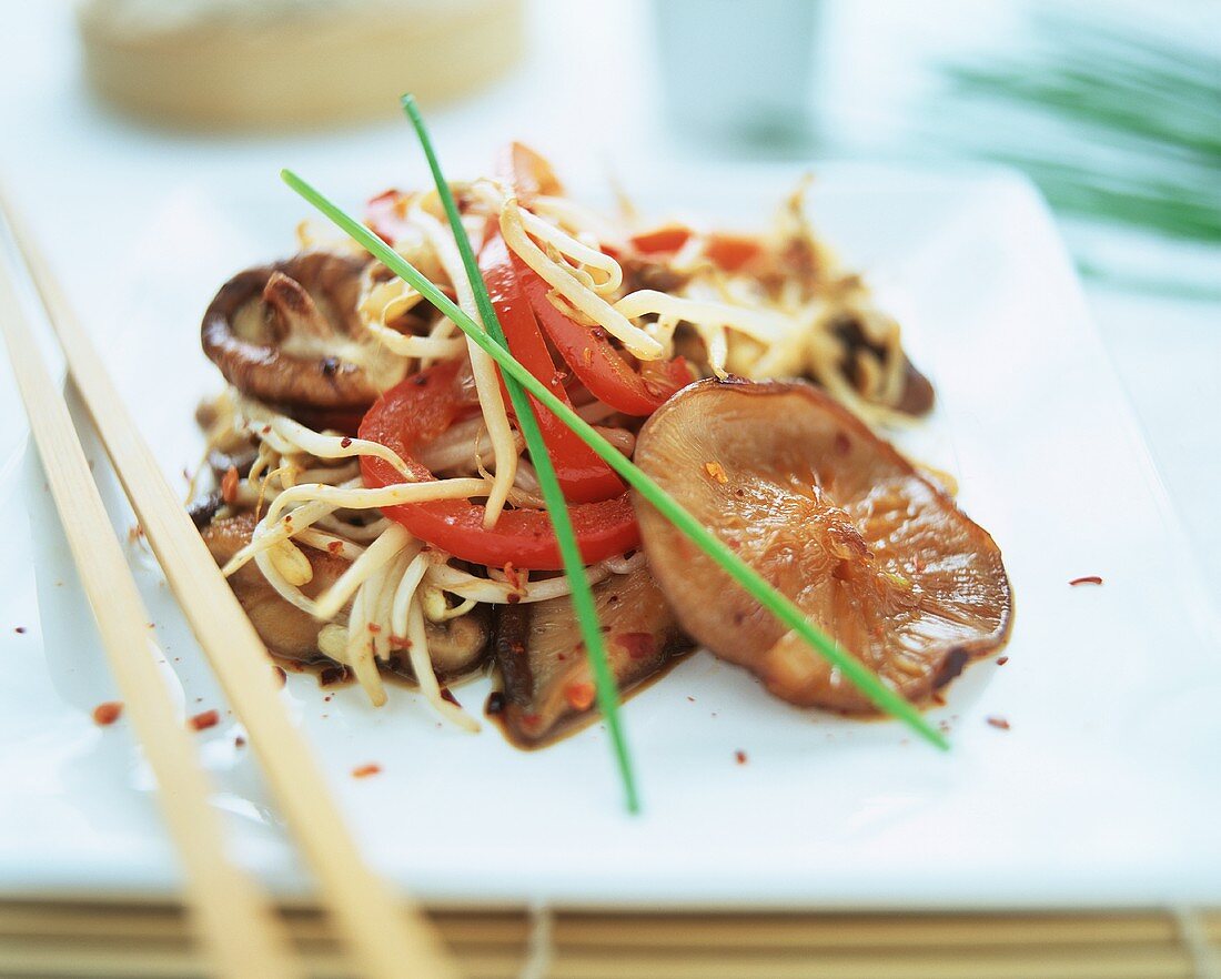 Shiitake mushrooms with peppers, sprouts & noodles