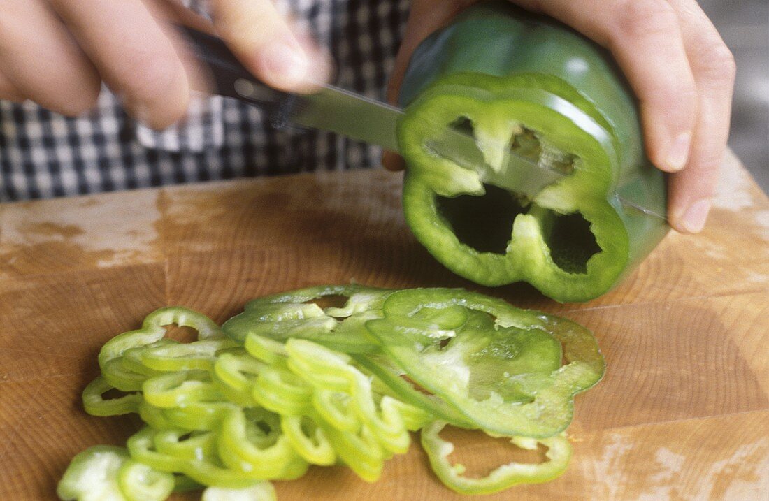 Paprika in Scheiben schneiden