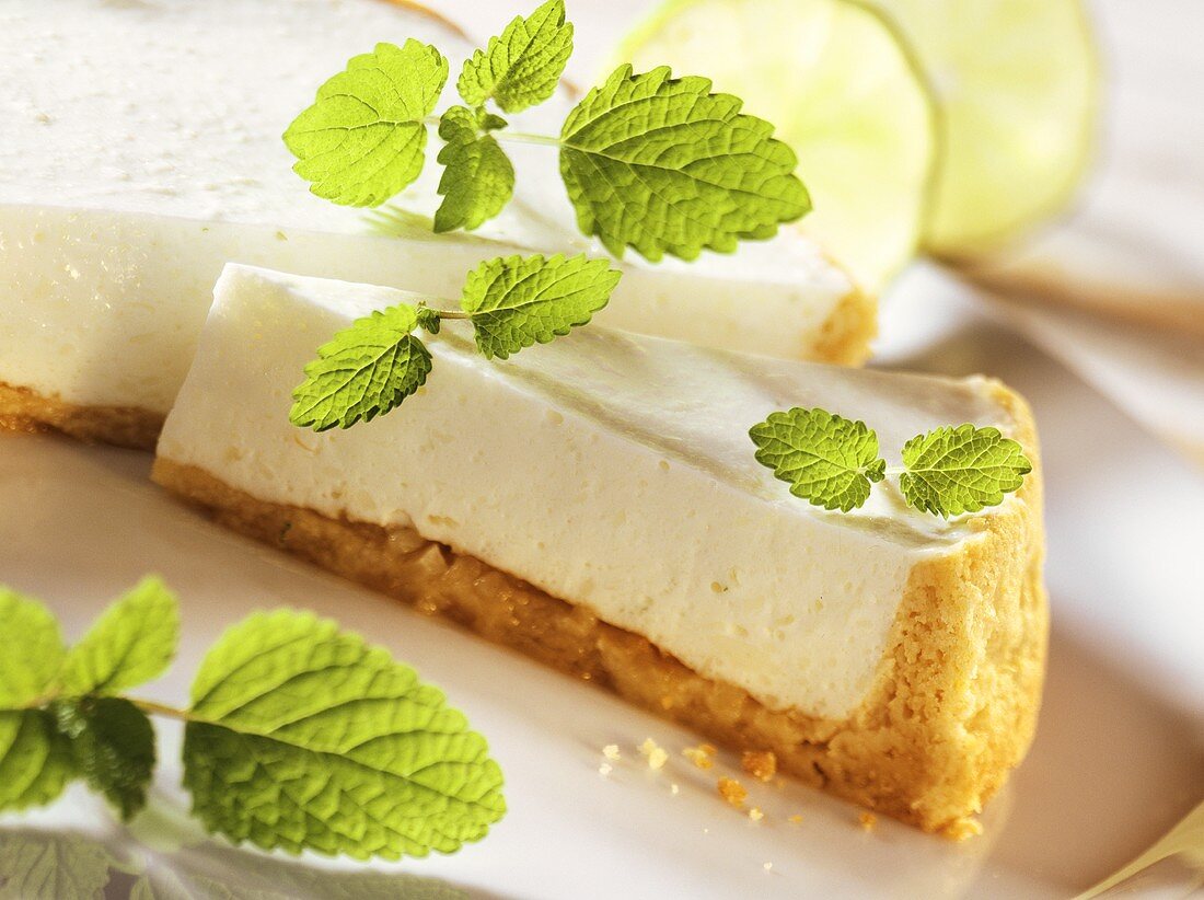Lime cheesecake with almonds