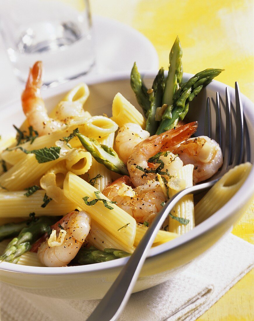 Penne mare orto (Penne with shrimps and green asparagus)