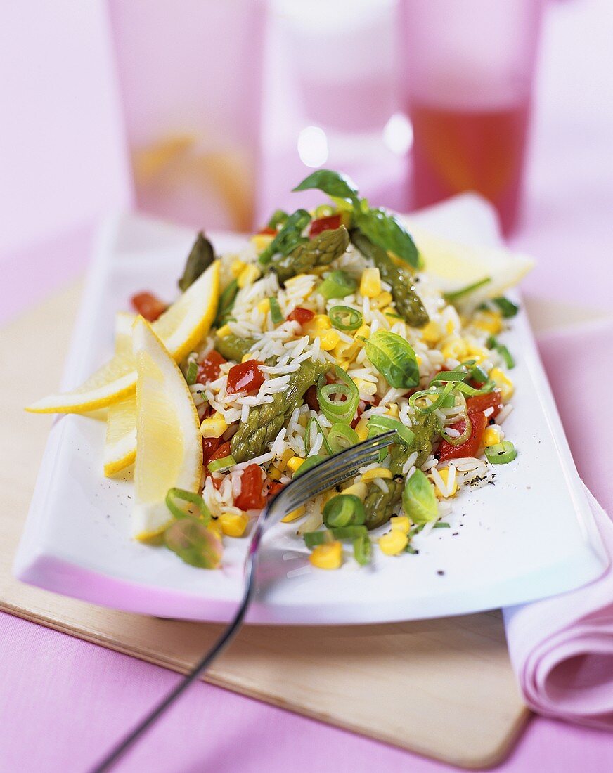 Reissalat mit grünem Spargel, Paprika und Mais