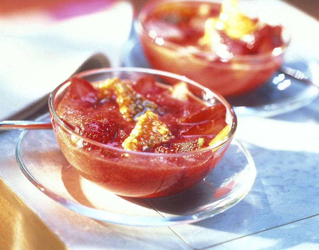 Erdbeeren mit Mandelkrokant in Maraschino-Erdbeer-Sauce