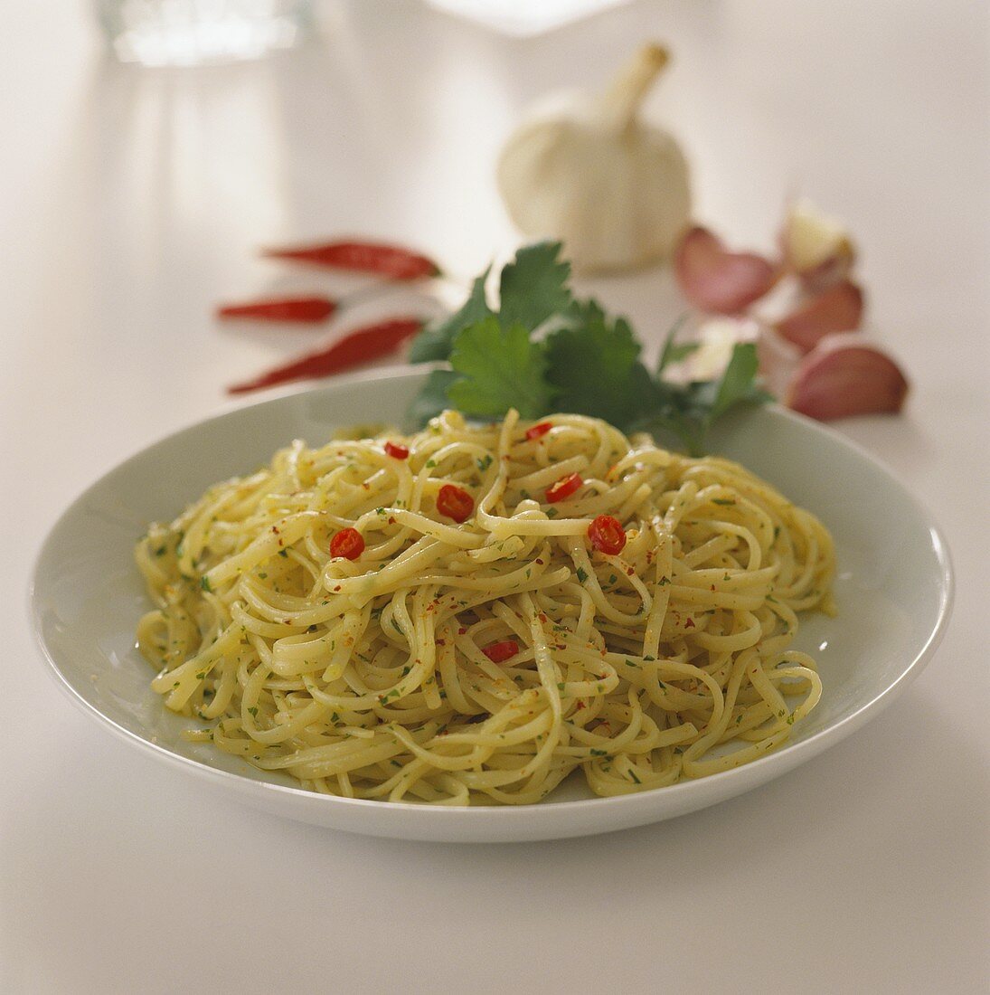 Tagliolini aglio e olio (Nudeln mit Knoblauch, Öl, Chili)