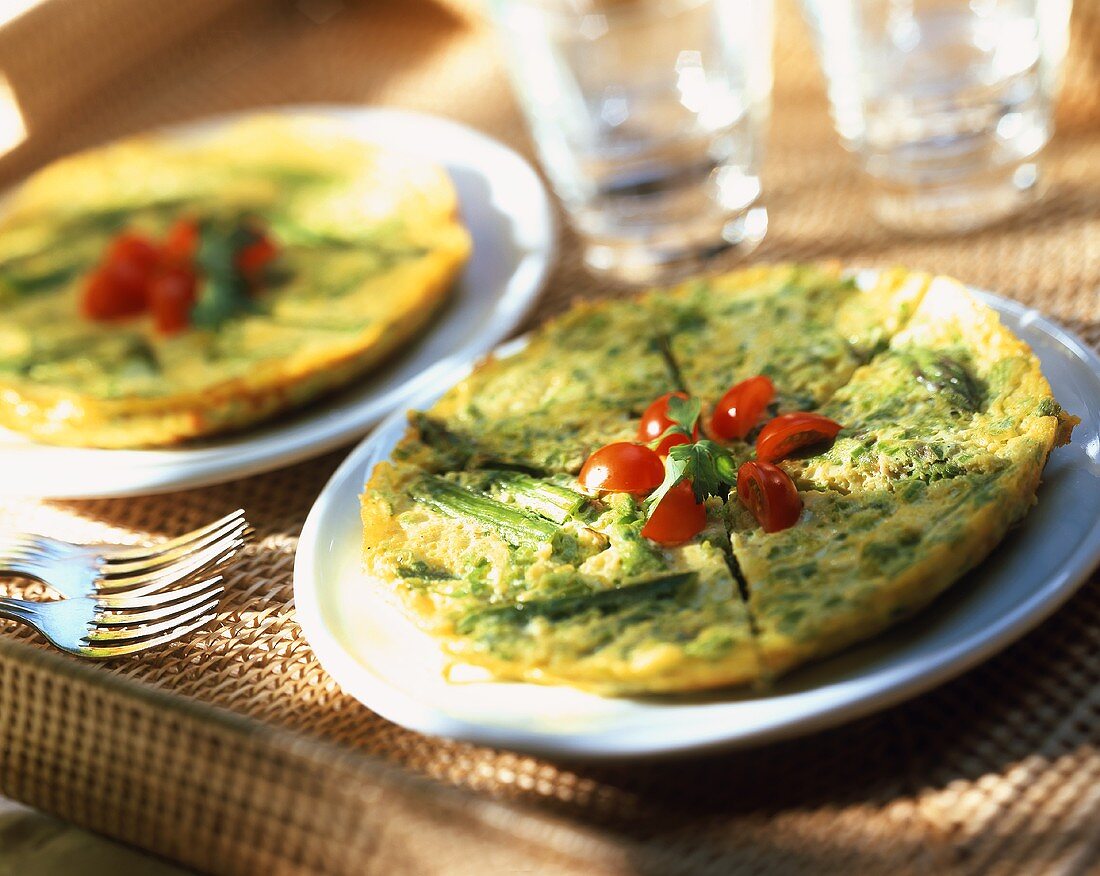 Spargel-Omeletts, garniert mit Kirschtomaten