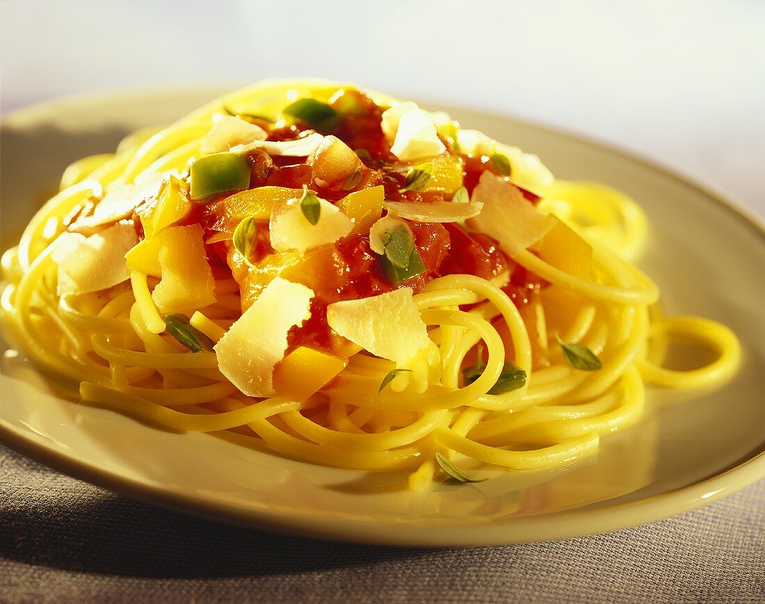 Spaghetti mit Tomatensauce, Paprika und Parmesan