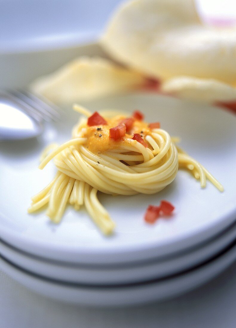 Spaghettini mit Tomatenwürfeln und Kürbis-Kokos-Sauce