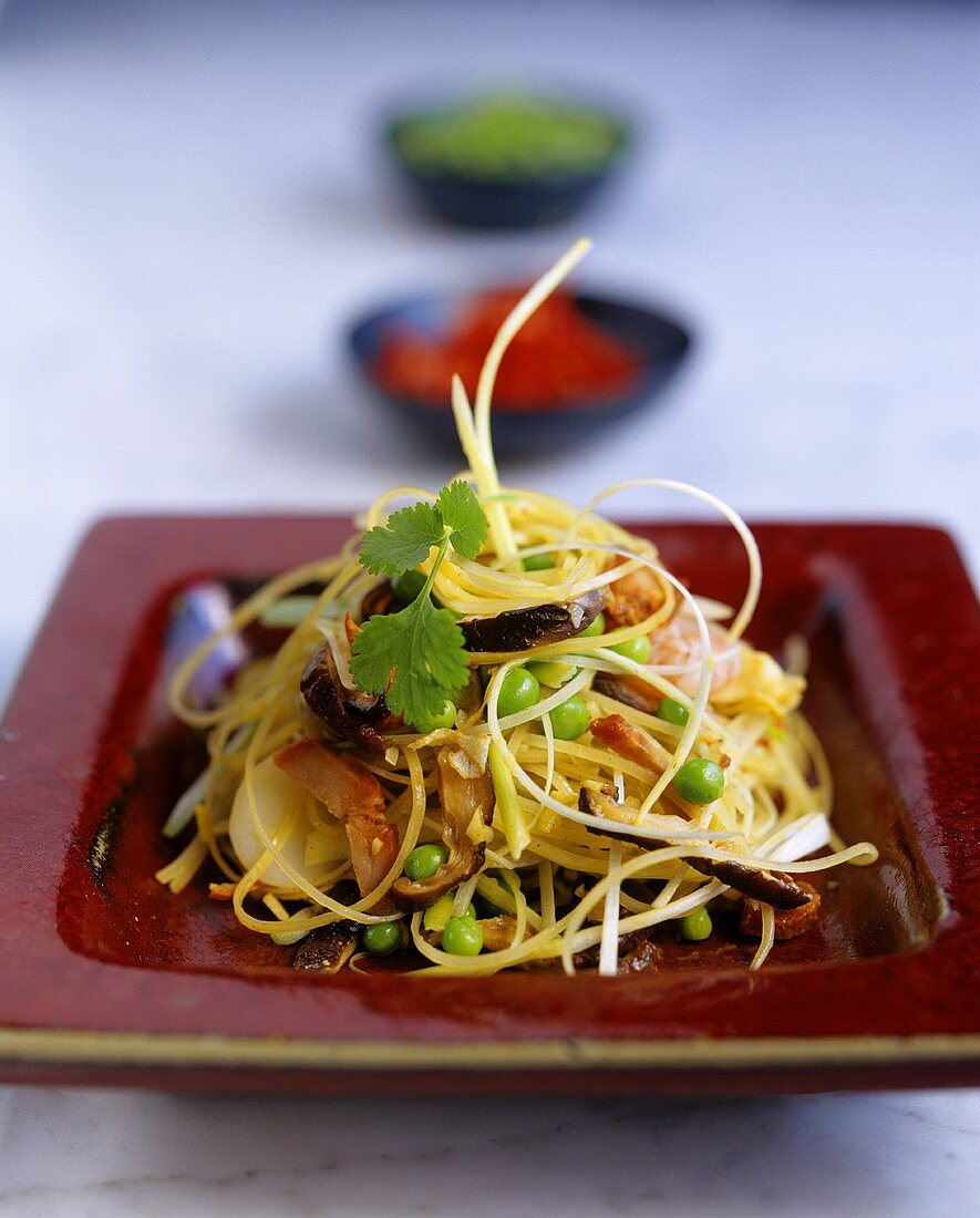 Asiatische Reisnudeln mit Gemüse,Pilzen,Krabben,Kochschinken