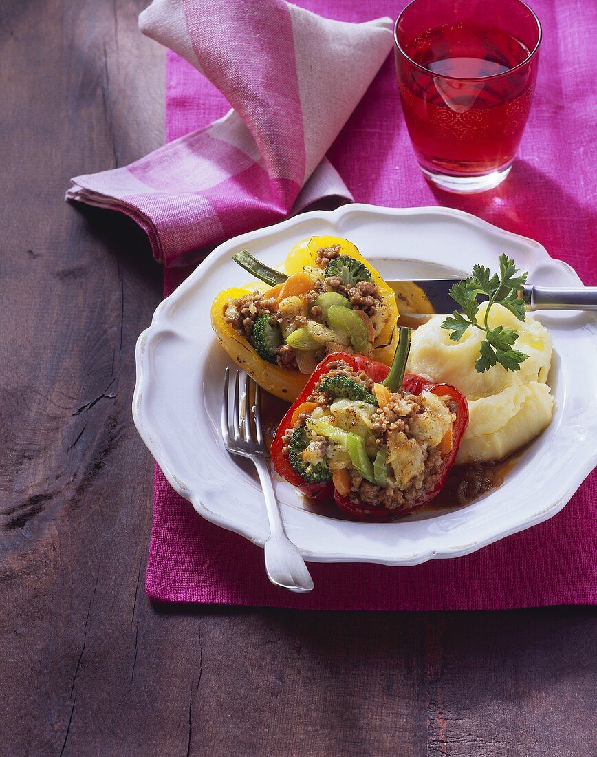 Paprikaschoten mit Gemüse-Hackfleisch-Füllung